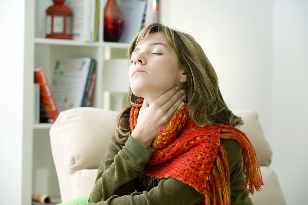 girl-having-sore-throat