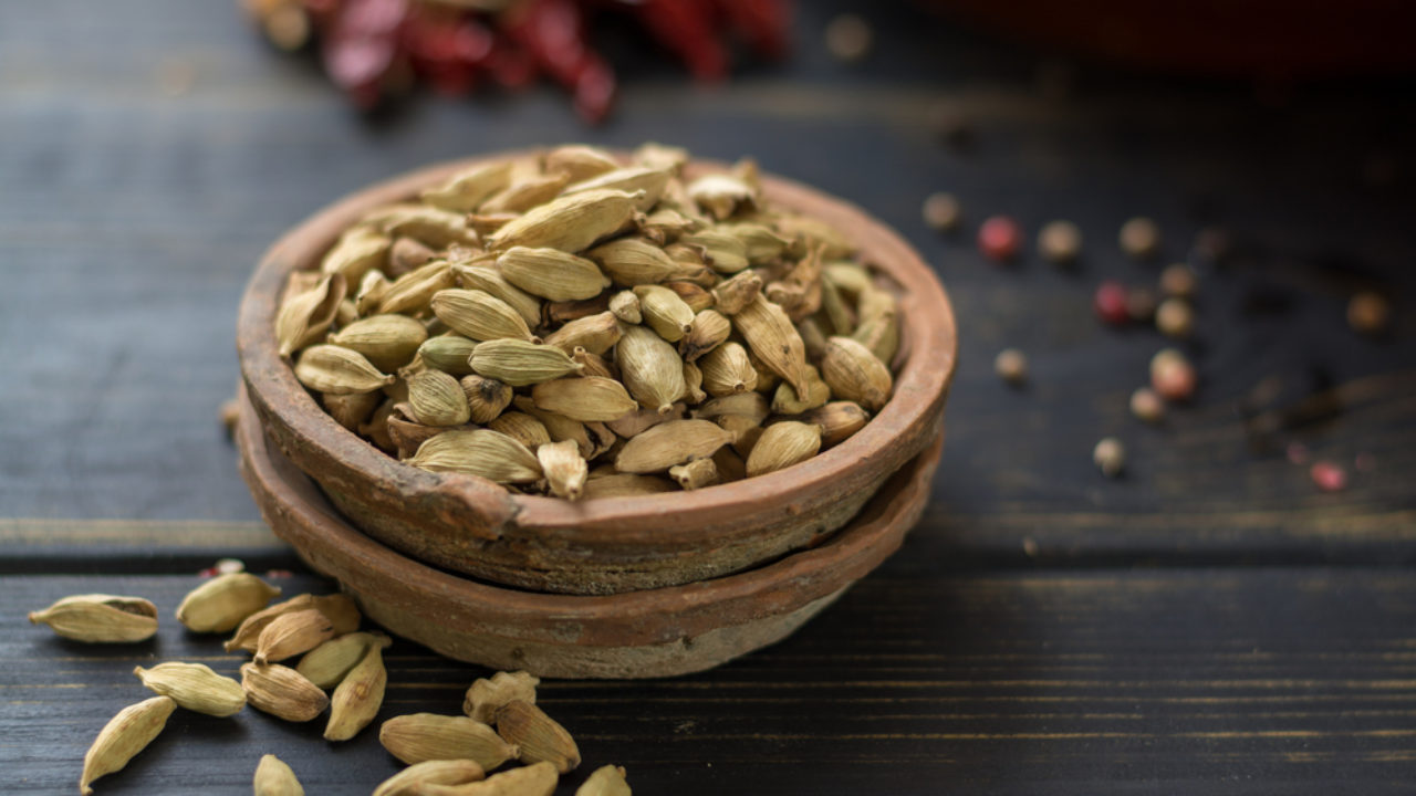 15 Health Benefits of Cardamom: Reduced Risk of Diabetes & Improved Digestive System
