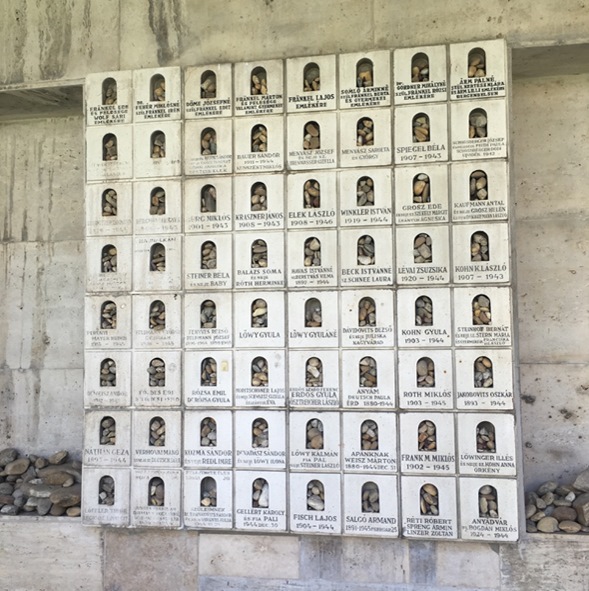 The memorial wall of the Tree of Life Memorial (Gao Jing’s image)